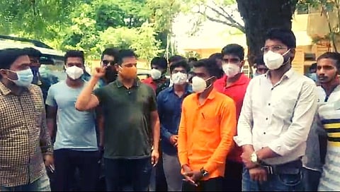 बीडमध्ये राज्य शासनाच्या विरोधात तीव्र घोषणाबाजी करत MPSC चे विद्यार्थी रस्त्यावर...!