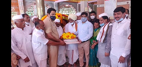 संत निळोबाराय पालखीचे प्रस्थान जिल्हाधिकारी व एसपींच्या उपस्थितीत झाले.