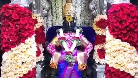 Ashadhi Wari 2021 विठ्ठल रुक्मिणी मंदिरात नयनरम्य फुलांची आरास