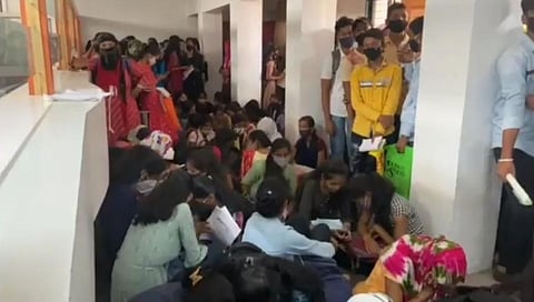 दहिवडी कॉलेज मध्ये परीक्षा फी व फॉर्म भरण्यासाठी विद्यार्थ्यांची झुंबड