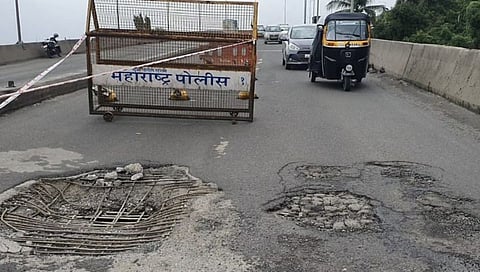 मुंब्रा बायपासला जोडणाऱ्या पुलाला पडलं भलंमोठं भगदाड; रस्त्याचीही चाळण