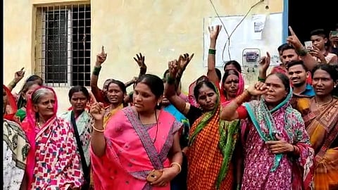 नांदेडमध्ये संतापलेल्या रणरागिणींकडून अवैध दारूचे 25 अड्डे उद्ध्वस्त