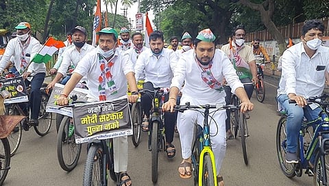 इंधन दरवाढ, जीवनावश्यक वस्तुंच्या महागाई विरोधात काँग्रेसची सायकल रॅली