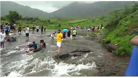 पाऊस पडताच मलंगगड परिसरात पुन्हा पर्यटकांची गर्दी...