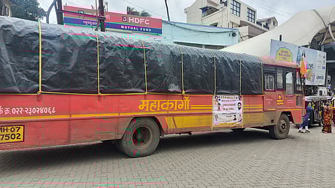 एसटी महाकार्गोचा वापर करत डोंबिवली शिवसेनेतर्फे पूरग्रस्तांना मदत