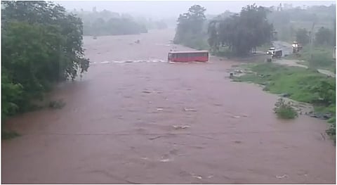 'या' एसटी चालकाची हिम्मत तर बघा ! पुलावरून पाणी जात असतान घातली बस