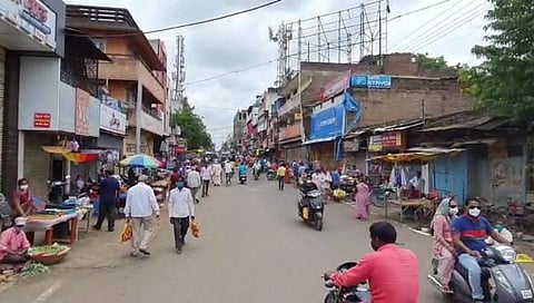 प्रशासनाचा आदेश झुगारून व्यापाऱ्यांची दुकाने सुरू