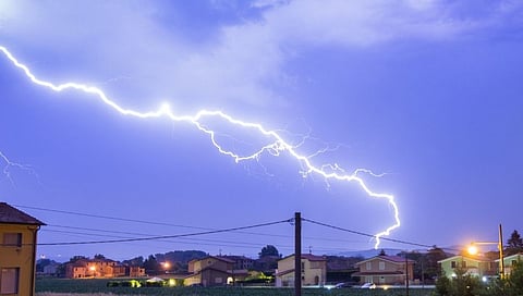 सेल्फी घेणे पडले जिवाशी; वीज कोसळून 11 जणांचा मृत्यू