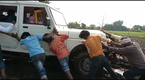चिखलात फसलेल्या जीपला बाहेर काढताना मयत महिलेचे नातेवाईक