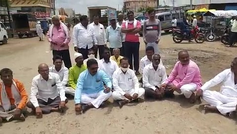 देवणीत राज्य महामार्गाच्या कामासाठी रास्ता रोको आंदोलन