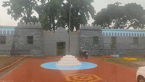 मुख्याध्यापकांने पुस्तकं रेखाटली शाळेच्या भिंतीवर; शाळेला दिलं किल्ल्याचं रूप