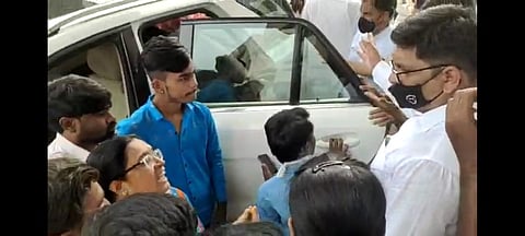 प्राजक्त तनपुरे यांच्यासमोर प्रश्न मांडताना शिवसेना नेत्या जयश्री उटगे