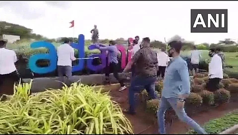 मुंबई विमानतळ: 'अदानी एअरपोर्ट' बोर्ड पाहून शिवसैनिकांचा राडा