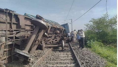 Amravati : कोळसा घेऊन जाणारी मालगाडी रुळावरून घसरली