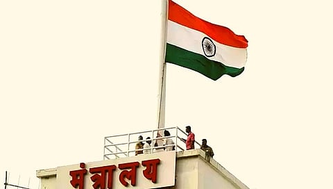 मंत्रालयात दारुच्या बाटल्यांचा खच; दारु रिचवणारे कोण?