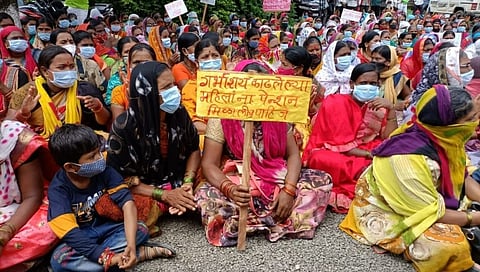 गर्भ पिशव्या काढू नका; बीडमधील हजारो महिला उतरल्या रस्त्यावर