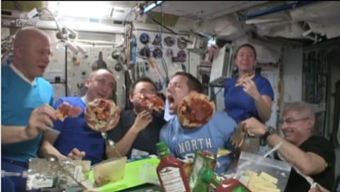 Pizza party: अंतराळवीरांनी अवकाशयानातच केली पिझ्झा पार्टी, पहा व्हिडीओ