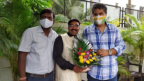 गायक उमेश गवळी यांची भेट घेऊन सत्कार करताना आमदार रोहित पवार.