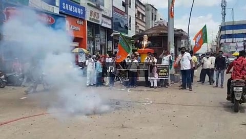 जामीन मंजूर झाल्यानंतर भाजप कार्यकर्त्यांनी घातला राणेंच्या फोटोला दुग्धाभिषेक