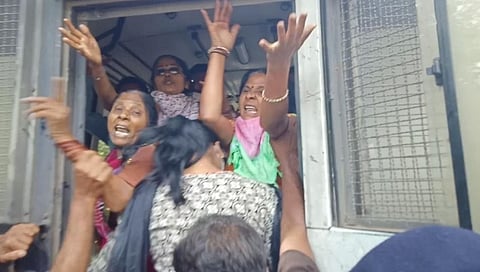 मुलीच्या नातेवाईकांचा जिल्हाधिकारी कार्यालयासमोर पेटवून घेण्याचा प्रयत्न