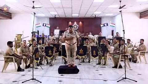 माय नेम इज बाँड.....मुंबई पोलिसांच्या बँडपथकानं वाजवली आगळी धून!