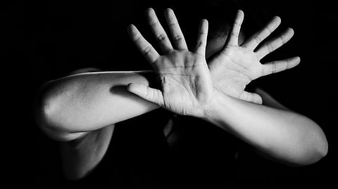 जालना : लघुशंका करण्यासाठी गेलेल्या 18 वर्षीय तरुणीवर बलात्कार