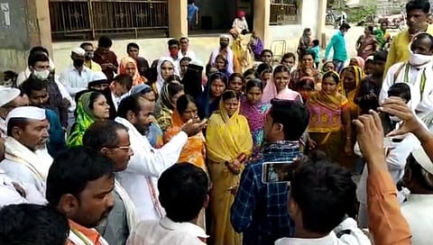 पोलिसांनी शेतकरी बाप-लेकालाच ठरवलं गुंड!