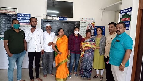 हृदयद्रावक ! नुकत्याच जन्मलेल्या नकोशीला गावाच्या बाजुला दिलं फेकून...
