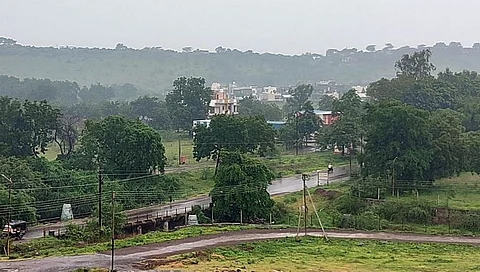नंदुरबारमध्ये तब्बल दीड महिन्यानंतर पावसाची हजेरी