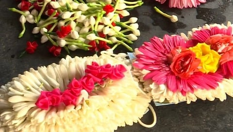 Floral masks : वधू-वरांसाठी फुलांचा मास्क बनवतोय हा अवलिया