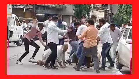 उल्हासनगर मध्ये भाजपा नगरसेवकाला काळे फासून चोप