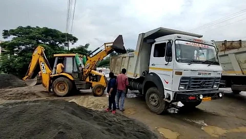 बेकायदा वाळू साठ्यावर महसूल विभागाची कारवाई...
