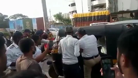गाडी थांबवली म्हणून वाहतूक पोलिसाला दगडाने मारले