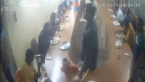 बापरे! नगरपालिका कार्यालयात रंगली गटारी अध्यक्षांचे दालन बनवले परमीट रुम