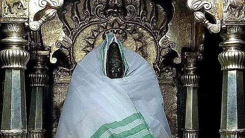 पूरग्रस्त भागातील महिलांना तुळजाभवानी देवीच्या साड्यांची मदत