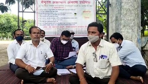 संस्था चालकाच्या जाचाला कंटाळून शिक्षकांनी सुरू केले अन्नत्याग आंदोलन !