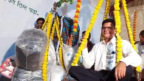 बुलढाण्यातील क्रिकेट प्रशिक्षकाची क्रिकेट साहित्याने वजन तुला करत केला सन्मान