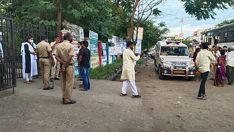 निवृत्तीवेतनासाठी मृतदेह तहसील कार्यालयासमोर आणला