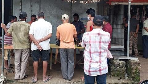 गटारी निमित्त चिकन, मटण दुकानावर गर्दी...