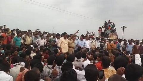 संतप्त शेतकऱ्यांनी मिरची मार्केट बंद पाडला