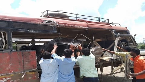 बुलडाण्यात भीषण अपघात; वृद्ध महिलेचा मृत्यू, १८ प्रवासी जखमी