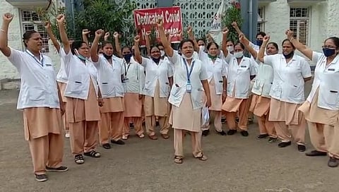 परिचारिकांवरील लेखाविरोधात धुळ्यात परिचारिका संघटना आक्रमक