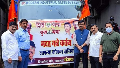 'मदत नव्हे, कर्तव्य' शिवसेनेकडून सुद्धा टॅगलाईनचा वापर करत पुरग्रस्तांना मदत