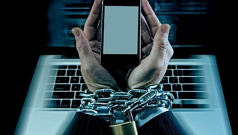 चार पाच तास एकच काम! नवऱ्याच्या अजब व्यसनामुळे बायको हैराण