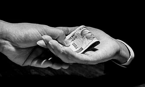 मुंबईच्या तीन पोलिस अधिकाऱ्यांनी एका प्राॅपर्टी डिलरकडून १७ लाख रुपये उकळल्याचे निष्पन्न झाले आहे