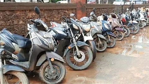 महाडमध्ये पुराच्या पाण्यात बिघडलेली वाहने दुरुस्तीसाठी वाहन चालकांची गर्दी