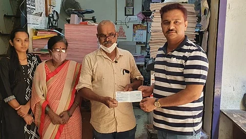 abhijeet patil donates one lakh ruppees to swapnil lonkar family