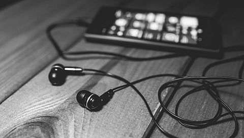 ईअरफोन मुळे तरुणाने गमावला जीव; कानातच झाला ब्लास्ट