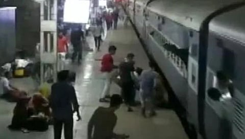 धावत्या रेल्वेतून उतरताना महिला तिच्या लहान बाळासह आली रेल्वेखाली!