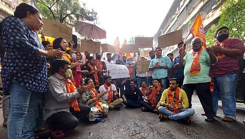 डोंबिवलीत मनसेने खड्ड्यात बसून केले आंदोलन...